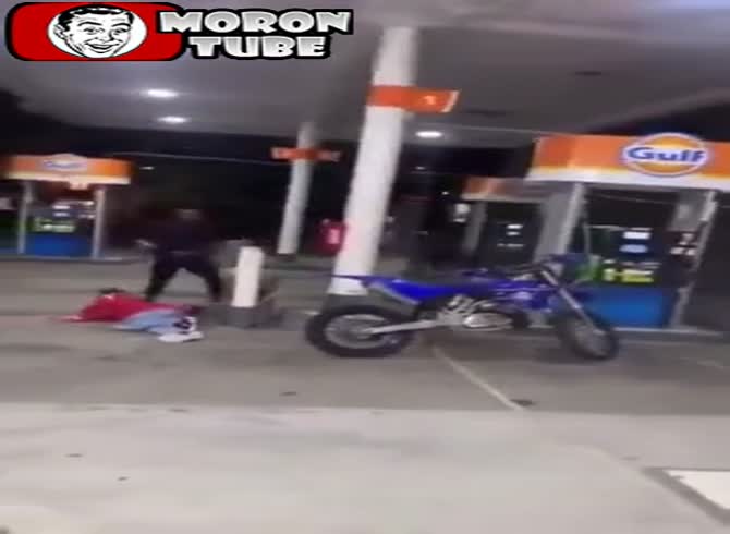 Video :A gang member on a quad bike hits a man despite police protection